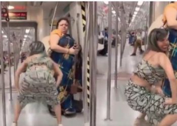 दिल्ली मेट्रो में फिर दिखा अश्लील डांस, देखें वीडियो