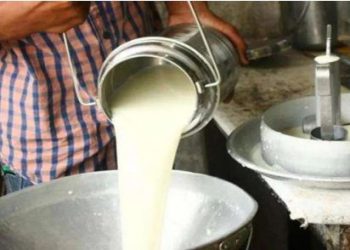 दूध में पानी मिलाकर बेचता था पति, पत्नी ने मिलावटखोरी के खिलाफ उठाया ये कदम