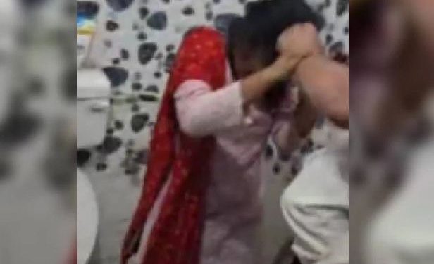 एक कमरे में 2 युवकों संग थी पत्नी, पूरे परिवार संग होटल जा पहुंचा पति; फिर…