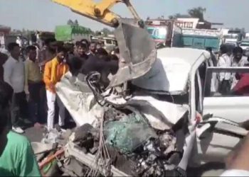 राेडवेज बस की टक्कर से कार सवार तीन की मौत, सात घायल- बाइक सवार को बचाने के चक्कर में हुआ हादसा