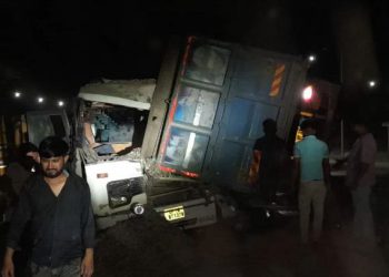 UP: शाहजहांपुर में भीषण हादसा, श्रद्धालुओं से भरी बस पर पलटा ट्रक, 11 की मौत, 10 घायल