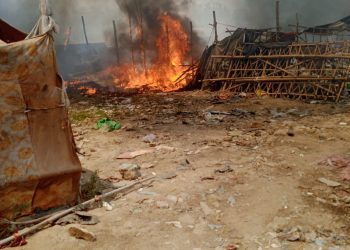 ग्रेटर नोएडा में लगी आग से 25 झुग्गी झोपड़ियां जलकर हुई रख, दो गाड़ियां भी आग में जाली