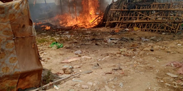 ग्रेटर नोएडा में लगी आग से 25 झुग्गी झोपड़ियां जलकर हुई रख, दो गाड़ियां भी आग में जाली