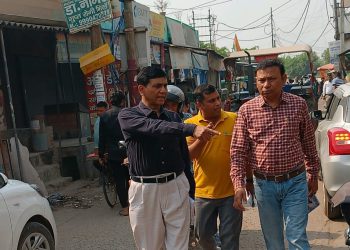 ग्रेटर नोएडा प्राधिकरण के अधिकारियों ने गांवो व सेक्टरो में सफाई व्यवस्था का लिया जायजा