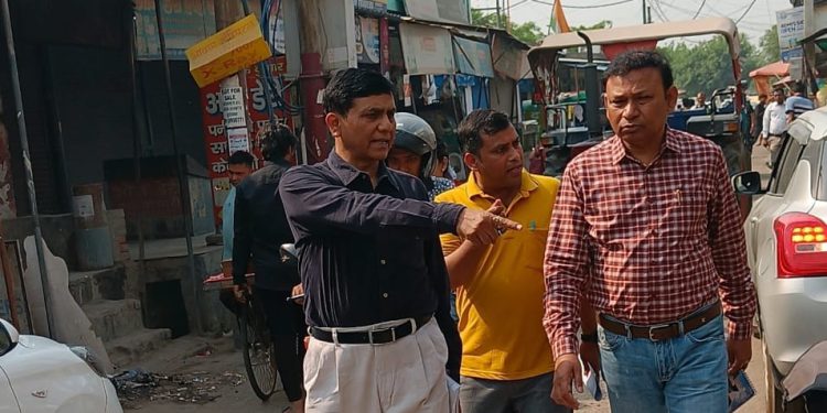 ग्रेटर नोएडा प्राधिकरण के अधिकारियों ने गांवो व सेक्टरो में सफाई व्यवस्था का लिया जायजा