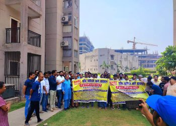  श्री राधा स्काई गार्डन सोसायटी के सैकड़ो निवासियों ने मूलभूत सुविधा की मांग को लेकर किया प्रदर्शन