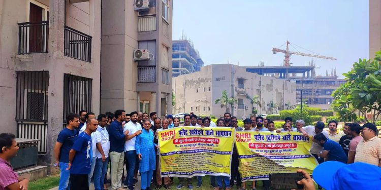 श्री राधा स्काई गार्डन सोसायटी के सैकड़ो निवासियों ने मूलभूत सुविधा की मांग को लेकर किया प्रदर्शन