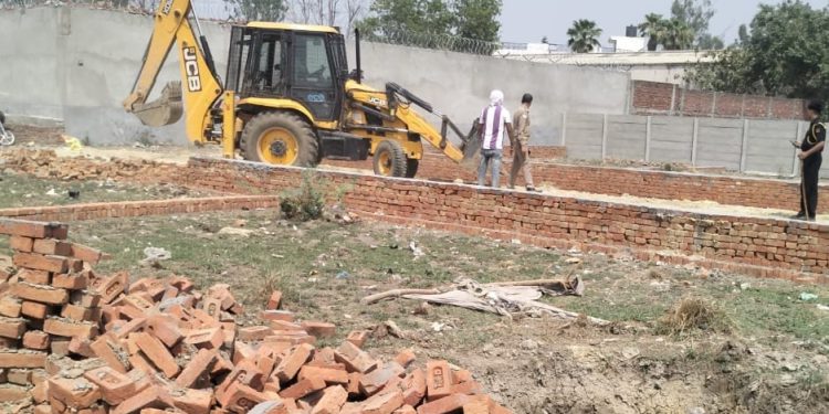 ग्रेटर नोएडा प्राधिकरण ने 31000 वर्ग मीटर जमीन से हटाया अतिक्रमण