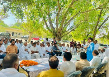 जेवर विधायक ने किसानों के साथ संवाद कर समस्याओं के जल्द निस्तारण का दिया आश्वासन