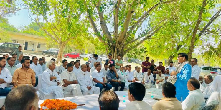 जेवर विधायक ने किसानों के साथ संवाद कर समस्याओं के जल्द निस्तारण का दिया आश्वासन