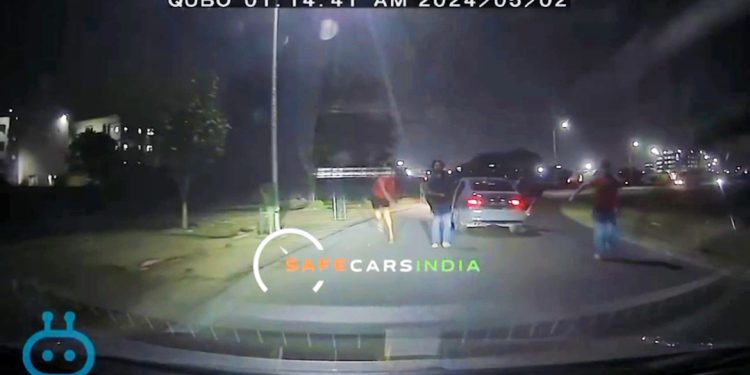 ग्रेटर नोएडा में रोडरेज के बाद कार सवारों की दबंगई, कार सवार महिला ने भागकर बचाई जान… देखे वीडियो
