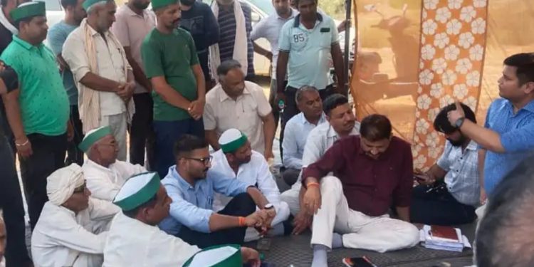 ग्रेनो प्राधिकरण के खिलाफ किसानों का धरना हुआ समाप्त, 12 मार्च से अस्तौली गांव में चल रहा था धरना