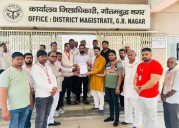 दनकौर की सरकारी अस्पताल में सुविधाओं के लिए भटक रहे मरीज