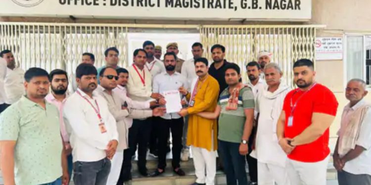 दनकौर की सरकारी अस्पताल में सुविधाओं के लिए भटक रहे मरीज