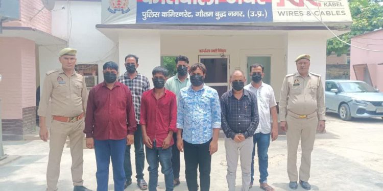 नोएडा में फर्जी दस्तावेज से जमीन के मालिक बनकर बेचने पहुंचे थे आरोपी, ऐसे हुआ मामले का खुलासा