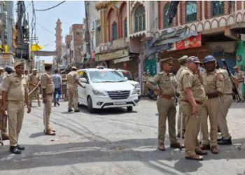 Aligarh: पिटाई से युवक की मौत के बाद शहर में बढ़ा तनाव, सड़क पर उतरे लोग; पुलिस ने भीड़ को संभाला