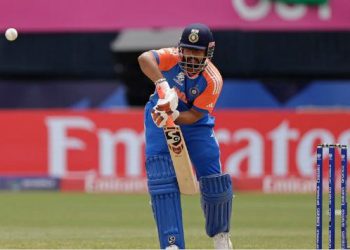 जिस बैट से खेलते हैं क्रिकेटर, वो कितने रुपये का आता है? गेंद का रेट कर देगा हैरान