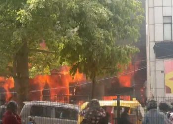 Delhi Hospital Fire: दिल्ली के लाजपत नगर के आई-7 अस्पताल में लगी भीषण आग, मौके पर पहुंचीं दमकल की कई गाड़ियां