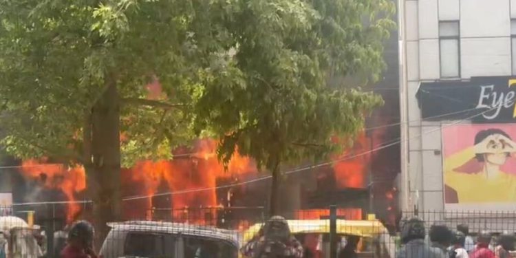 Delhi Hospital Fire: दिल्ली के लाजपत नगर के आई-7 अस्पताल में लगी भीषण आग, मौके पर पहुंचीं दमकल की कई गाड़ियां