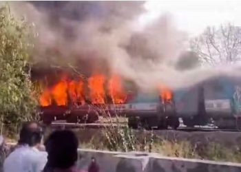 दिल्ली में ताज एक्सप्रेस ट्रेन की बोगियों में लगी आग, सभी यात्री सुरक्षि