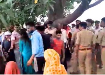 पुलिस टॉर्चर से परेशान पहले किसान ने दी जान, दोषियों पर कार्रवाई न होने से होमगार्ड भाई ने भी उसी पेड़ पर लगाई फांसी