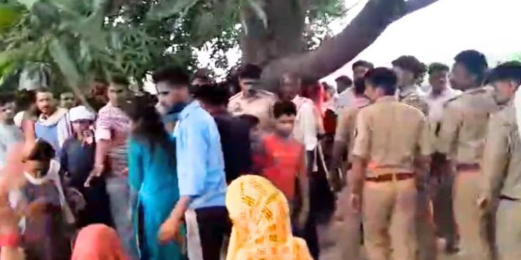 पुलिस टॉर्चर से परेशान पहले किसान ने दी जान, दोषियों पर कार्रवाई न होने से होमगार्ड भाई ने भी उसी पेड़ पर लगाई फांसी