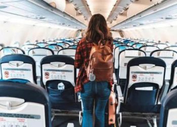 फ्लाइट में महिला यात्री ने किया हंगामा, रोकने पर सुरक्षा अधिकारी के हाथ में काटा; फिर लिया गया ये एक्शन