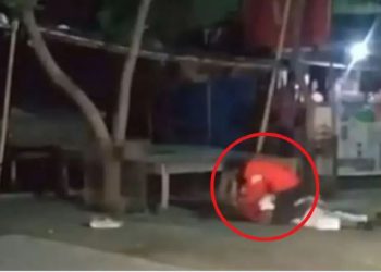 मोमोज वाले ने युवक को सड़क पर पटका, फिर चाकू से गर्दन पर किए कई वार… वीडियो बनाते रहे लोग