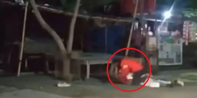 मोमोज वाले ने युवक को सड़क पर पटका, फिर चाकू से गर्दन पर किए कई वार… वीडियो बनाते रहे लोग