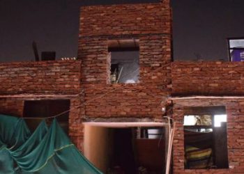 दिल्ली में दर्दनाक घटना: गली में जा रहे युवक पर चौथी मंजिल से गिरी निर्माणाधीन दीवार की ईंटें, मौत