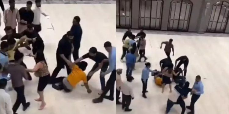 नोएडा के गार्डन गैलेरिया मॉल में दो पक्षों में मारपीट, युवक को लात-घूंसों से पीटते दिखे लोग