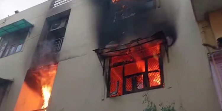 नोएडा में AC से फिर लगी आग, मची अफरा-तफरी