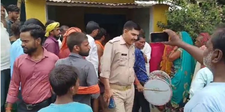 पति ने छोड़ा, प्रेमी के साथ शादी करने पहुंची 3 बच्चों की मां… फिर हुआ हाई वोल्टेज ड्रामा