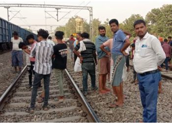 पति से हुआ झगड़ा, अपनी दो बेटियों के साथ ट्रेन के आगे कूदी महिला, मौत