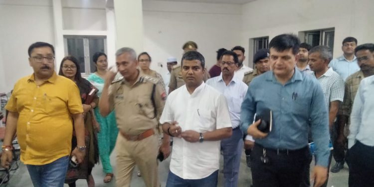 गौतम बुध नगर में मतगणना को लेकर नोडल अधिकारी ने देर रात किया फूल मंडी का स्थलीय निरीक्षण, ये होगी व्यवस्था