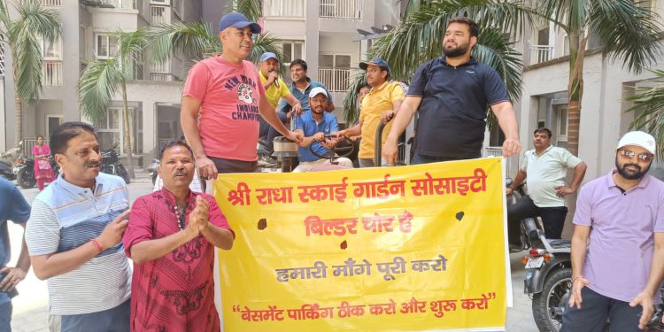 ग्रेनो वेस्ट में बिल्डर की लूट व मूलभूत सुविधाओं के अभाव में सोसायटी के निवासियों ने चिलचिलाती धूप में किया प्रदर्शन