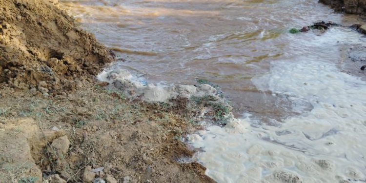 चिलचिलाती गर्मी में सेक्टर/सोसाइटियों में पानी की किल्लत वही सड़को पर लाखों लीटर पानी हो रहा बर्बाद