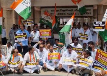 नीट की परीक्षा रद्द करने को लेकर कांग्रेस का जिला मुख्यालय पर जोरदार प्रदर्शन