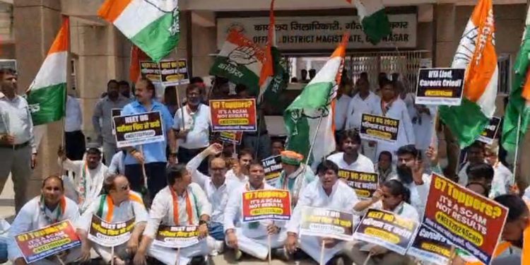 नीट की परीक्षा रद्द करने को लेकर कांग्रेस का जिला मुख्यालय पर जोरदार प्रदर्शन