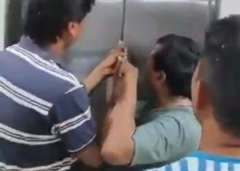 लिफ्ट में फांसी मां बेटी को घंटे की मशक्कत के बाद निकल गया बाहर, वीडियो सोशल मीडिया पर हुआ वायरल