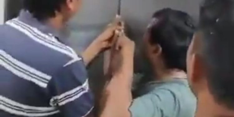 लिफ्ट में फांसी मां बेटी को घंटे की मशक्कत के बाद निकल गया बाहर, वीडियो सोशल मीडिया पर हुआ वायरल