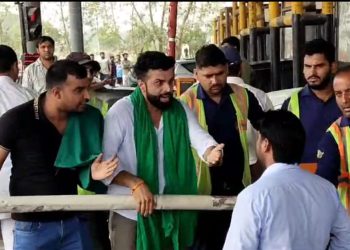 लुहारली टोल प्लाजा पर किसान यूनियन के कार्यकर्ताओं ने किया हंगामा