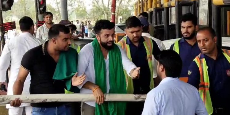 लुहारली टोल प्लाजा पर किसान यूनियन के कार्यकर्ताओं ने किया हंगामा