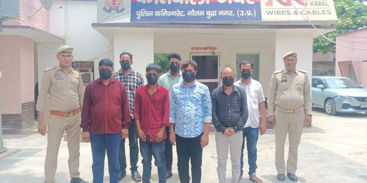 जेवर में करोड़ों की जमीन के फर्जी पेपर बनाकर रजिस्ट्री करने वाले गिरोह के सात आरोपी गिरफ्तार