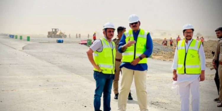 नोएडा इंटरनेशनल एयरपोर्ट से जल्द शुरू होगी उड़ने, जेवर विधायक ने अधिकारियों के साथ तैयारियों का लिया जायजा