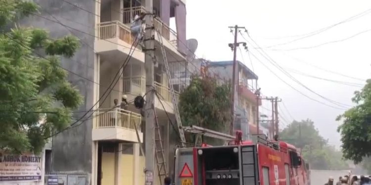 नोएडा में फूड पैकेजिंग मैटेरियल बनाने वाली कंपनी में लगी आग, नजदीकी कंपनियों को कराया गया खाली