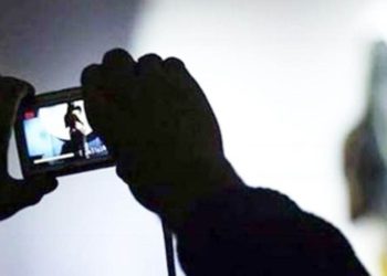 नौकरी का लालच, मीठी-मीठी बातें और सेक्सी चैट, इंटरव्यू देने गई युवती के उड़े होश, ऑफिस में चल रहा था गंदा खेल