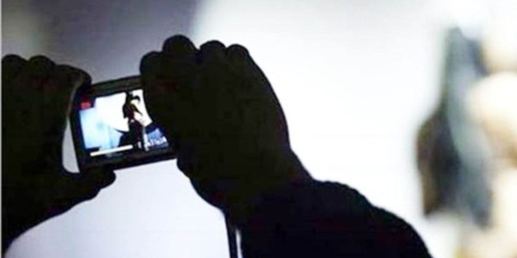 नौकरी का लालच, मीठी-मीठी बातें और सेक्सी चैट, इंटरव्यू देने गई युवती के उड़े होश, ऑफिस में चल रहा था गंदा खेल