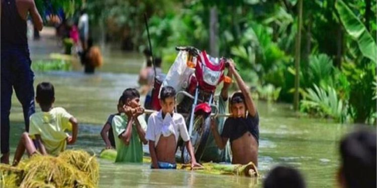 असम में बाढ़ से हाहाकार, अब तक 52 लोगों की मौत; हजारों के उजड़ गए घर