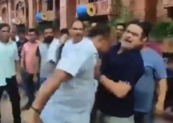 वाराणसी में ADM का हेड शॉट… होटल तोड़ने पहुंचे थे, कहासुनी हुई तो मालिक को सिर से नाक में मारा, Video